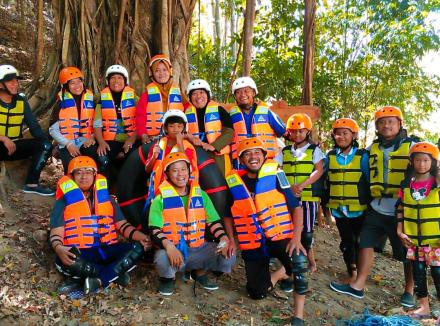 RIVER TUBING NJOGO DAYOH WISATA BARU DI DESA DLINGO YANG RAMAI PENGUNJUNG